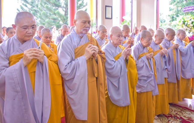 Chư vị Ni trưởng Phân ban Ni giới TP.HCM, TP.Thủ Đức cũng đến chùa Thiên Ấn viếng tang Ni trưởng Thích nữ Lệ Thủy