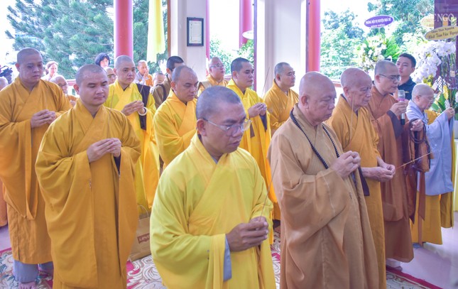 Thượng tọa Thích Thiện Từ, Trưởng ban Trị sự GHPGVN H.Nhà Bè cùng các thành viên trong ban viếng tang Ni trưởng Thích nữ Lệ Thủy