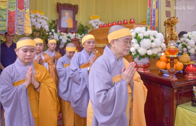 Đại diện môn đồ pháp quyến...