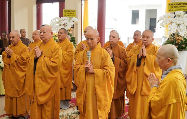 Thượng tọa Thích Thiện Quý, Phó ban kiêm Chánh Thư ký Ban Trị sự GHPGVN TP.HCM phân ưu cùng môn đồ pháp quyến