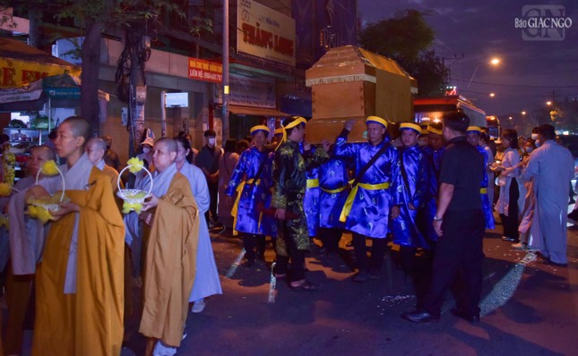 Phụng tống kim quan Ni trưởng Thích nữ Lệ Thủy đến nơi trà-tỳ