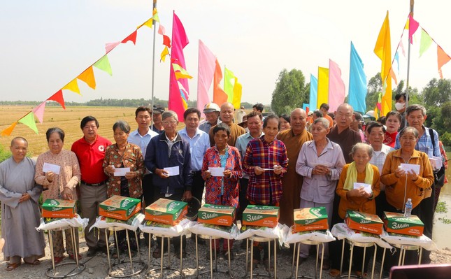 Đoàn trao 150 phần quà đến người dân có hoàn cảnh khó khăn Đoàn trao 150 phần quà đến người dân có hoàn cảnh khó khăn