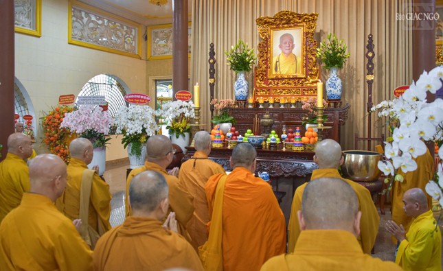 Đại chúng dâng hương tưởng niệm vị cao Tăng của Phật giáo Việt Nam thời hiện đại, vị giáo phẩm có công hạnh lớn lao trong việc thành lập và phát triển Giáo hội