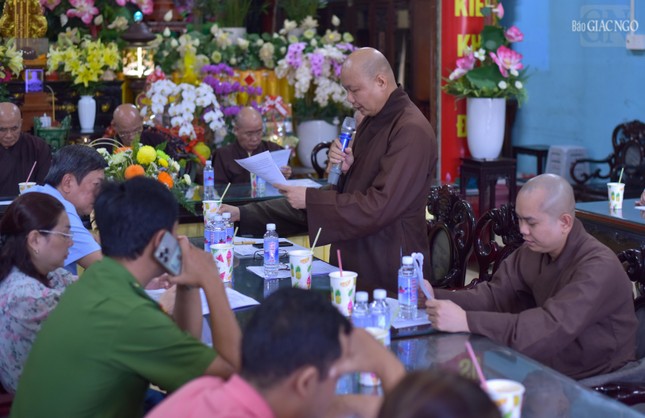 Đại đức Thích Đồng Thuận trình dự thảo kế hoạch tổ chức khóa An cư kiết hạ của Phật giáo Q.1