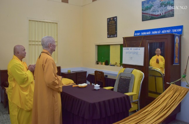 Hòa thượng Thích Hoằng Tri giới thiệu đến Đức Pháp chủ những hiện vật của Đại lão Hòa thượng Thích Trí Tịnh lúc còn sinh thời, hiện đang được trưng bày tại Vô Y viện