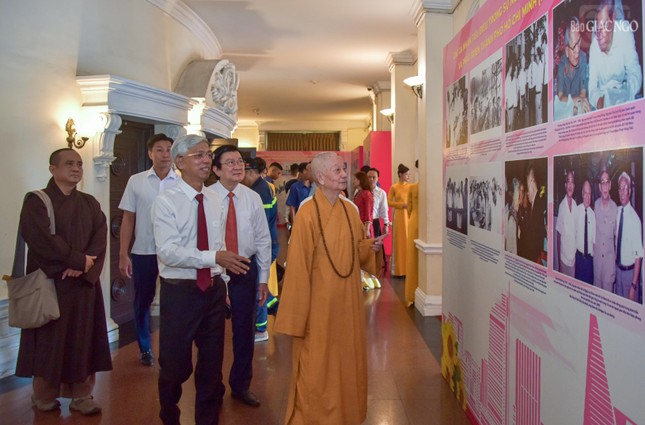 Đại biểu tham quan không gian triển lãm các cá nhân tiêu biểu Đại biểu tham quan không gian triển lãm các cá nhân tiêu biểu