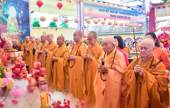 Đại chúng thành kính dâng hương trong Đại lễ Phật đản Phật lịch 2569