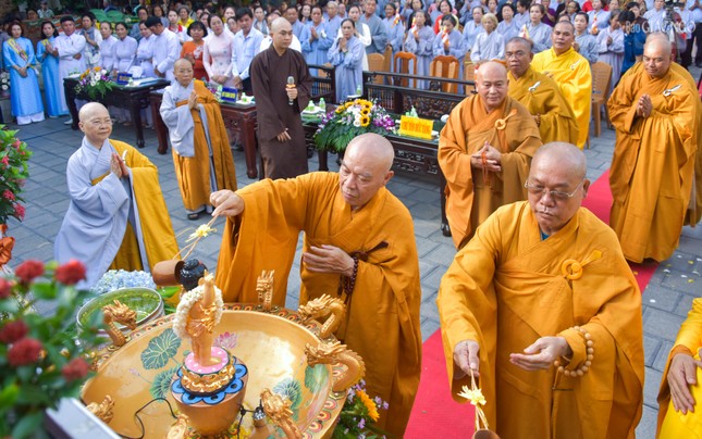 Chư tôn đức thực hiện nghi thức Tắm Phật