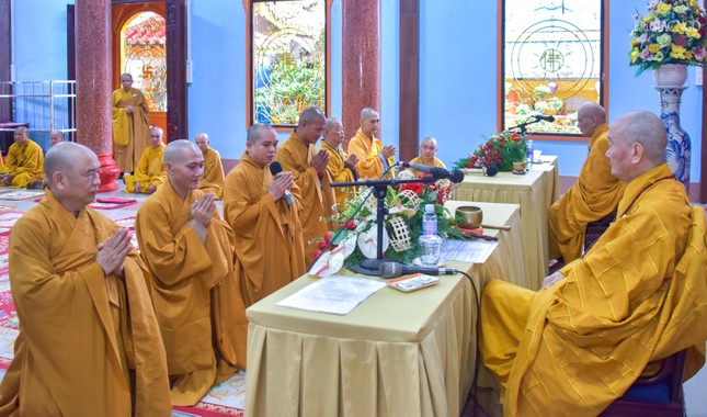 Các hành giả thực hiện nghi thức tác pháp an cư Các hành giả thực hiện nghi thức tác pháp an cư