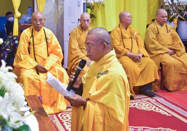 Thượng tọa Thích Đồng Bửu đọc điếu văn tưởng niệm