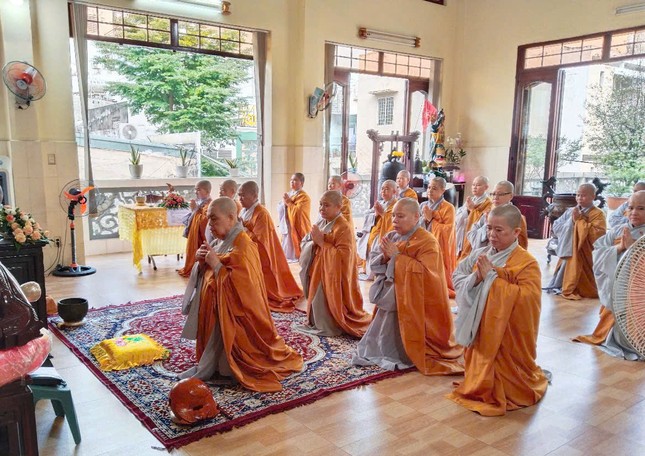 Chư Ni Q.1 thực hiện nghi thức tác pháp an cư kiết hạ Chư Ni Q.1 thực hiện nghi thức tác pháp an cư kiết hạ