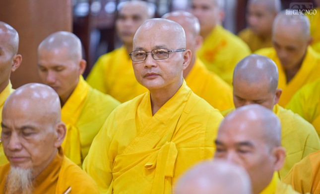 Một hành giả đang tập trung nghe pháp