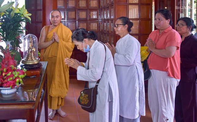 Phật tử đảnh lễ xá-lợi nhị Tổ Giác Chánh Phật tử đảnh lễ xá-lợi nhị Tổ Giác Chánh