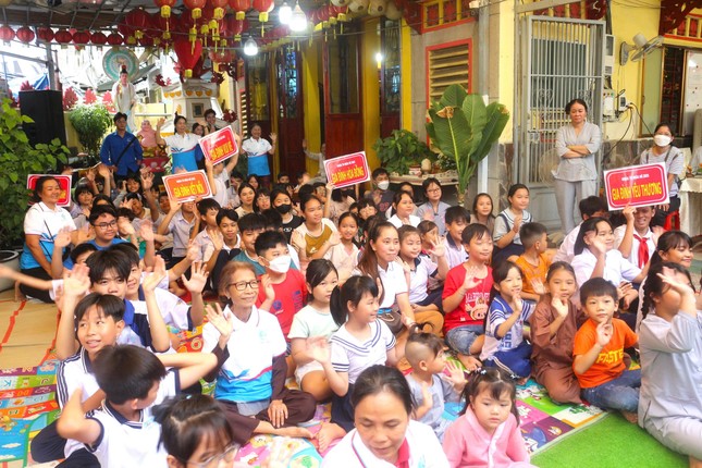 Các em nhỏ tham gia các hoạt động vui chơi tại khóa tu