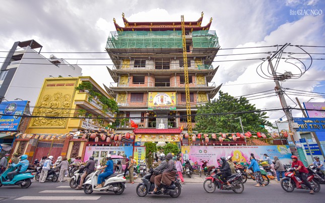 Chùa Giác Hoằng thường xuyên tổ chức trao quà, phát cơm từ thiện, giúp đỡ người dân khó khăn trên địa bàn đều đặn vào mỗi nửa tháng Chùa Giác Hoằng thường xuyên tổ chức trao quà, phát cơm từ thiện, giúp đỡ người dân khó khăn trên địa bàn đều đặn vào mỗi nửa tháng