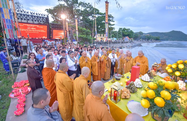 Buổi lễ với sự tham dự của lãnh đạo TP.HCM, Ban Trị sự GHPGVN TP.HCM