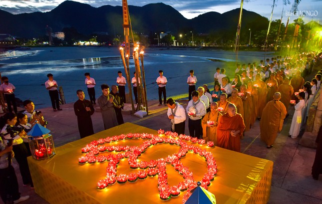 Dâng hoa đăng tưởng niệm