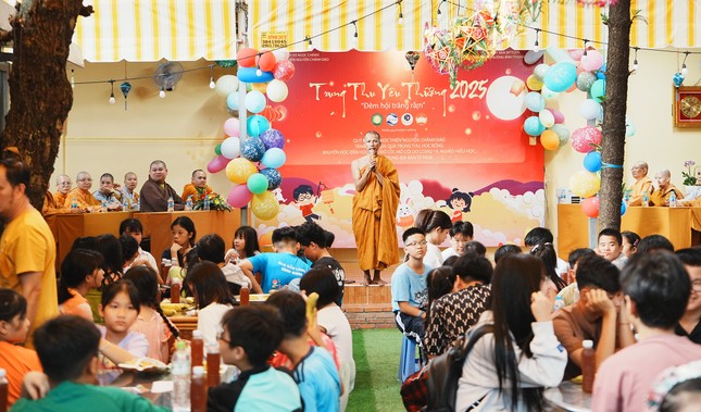 Đại đức Thích Minh Phú chia sẻ ý nghĩa chương trình đến các em nhỏ Đại đức Thích Minh Phú chia sẻ ý nghĩa chương trình đến các em nhỏ