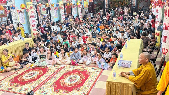 Hơn 500 em nhỏ tham dự Đêm hội trung thu với chủ đề “Vầng trăng Phật hiện” tại tổ đình Vạn Thọ vào tối 5-10 - Ảnh: Vũ Giang Hơn 500 em nhỏ tham dự Đêm hội trung thu với chủ đề “Vầng trăng Phật hiện” tại tổ đình Vạn Thọ vào tối 5-10 - Ảnh: Vũ Giang