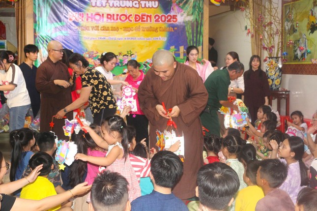 Đại đức Thích Minh Nhân trao lồng đèn trung thu cho các em nhỏ tại chùa Phước Anh Đại đức Thích Minh Nhân trao lồng đèn trung thu cho các em nhỏ tại chùa Phước Anh