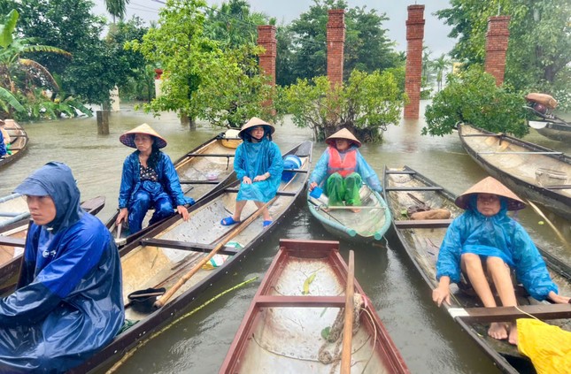 Người dân chèo ghe đến nhận quà