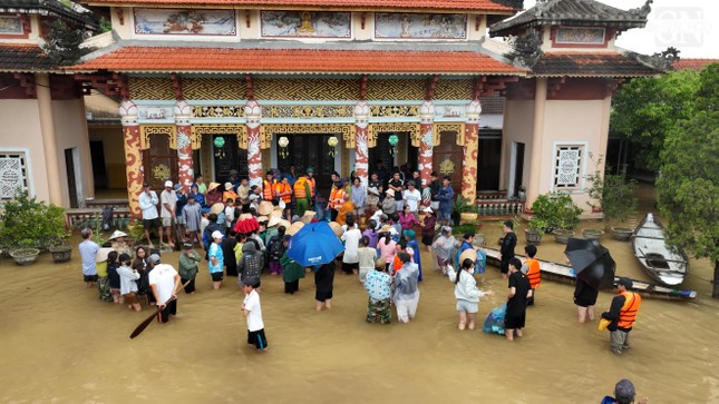 Nhiều nơi trên địa bàn TP.Huế vẫn còn ngập sâu trong nước lũ, giao thông đi lại còn nhiều khó khăn