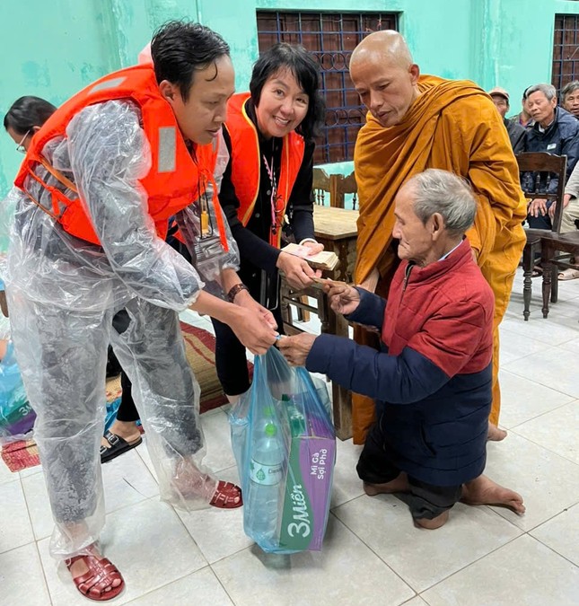 Trao quà tại Hợp tác xã tình thương Phong Điền
