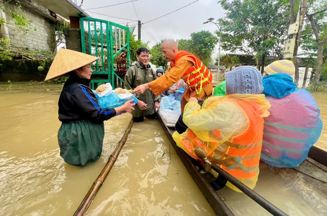 Đại đức Thích Minh Phú trao quà tận tay một người dân bị ngập lũ tại tổ dân phố Giáp Đông, phường Kim Trà, TP.Huế