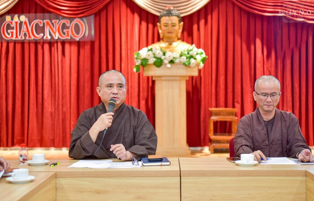 Thượng tọa Thích Tâm Hải lấy ý kiến biểu quyết và thông qua từng nội dung chuẩn bị cho sự kiện Kỷ niệm 50 năm Báo Giác Ngộ ra số đầu tiên