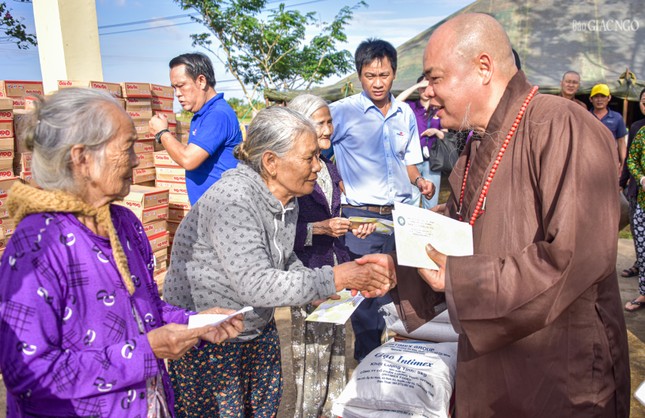 Hơn 1.000 phần quà được phái đoàn GHPGVN trao tặng đến người dân tỉnh Đắk Lắk (Phú Yên cũ)