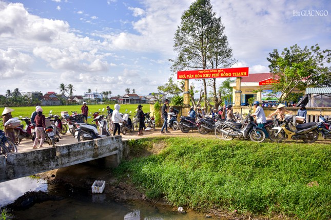 Người dân P.Đông Hòa, tỉnh Đắk Lắk (Phú Yên cũ) đến nhận quà từ GHPGVN