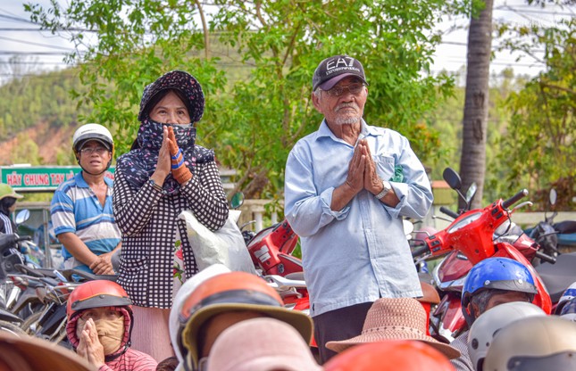Người dân đón nhận những lời chúc tốt lành từ các thành viên trong đoàn