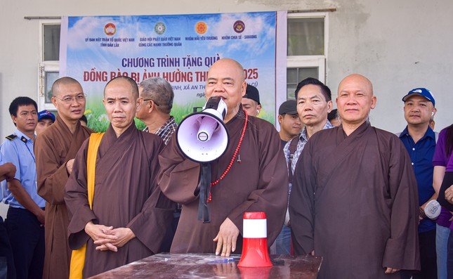 Thượng tọa Thích Thanh Phong động viên người dân sớm vượt qua khó khăn