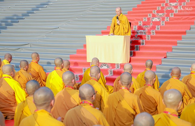 Thượng tọa Thích Thiện Phước vấn các già-nạn