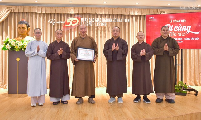 Thượng tọa Thích Tâm Hải trao Bằng Công đức của Ban Trị sự GHPGVN TP.HCM đến tập thể Câu lạc bộ Phóng viên - Cộng tác viên Báo Giác Ngộ