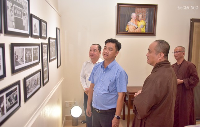 Ông Lê Văn Minh cùng các thành viên trong đoàn tham quan không gian Báo Giác Ngộ