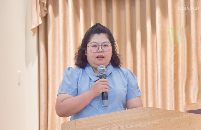 Nhà báo Nguyễn Thị Ngọc Trân báo cáo tổng kết chương trình