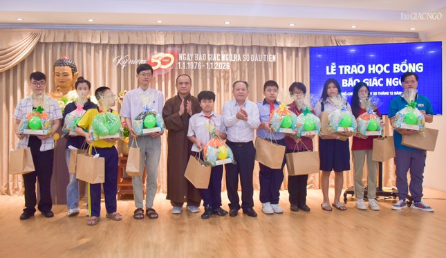 Trao học bổng đến các em học sinh, sinh viên