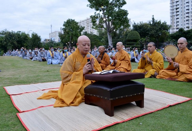 HT.Thích Lệ Trang, trụ trì, chủ lễ