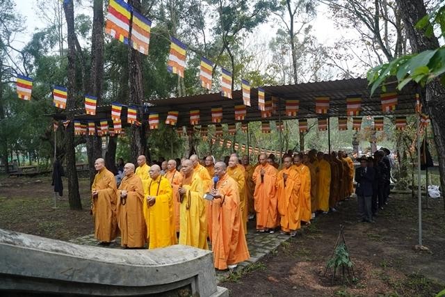 Năm 12 tuổi, xuất gia tu hành tại chùa Hội Tôn, thọ giáo với Hòa thượng Tế Viên Năm 12 tuổi, xuất gia tu hành tại chùa Hội Tôn, thọ giáo với Hòa thượng Tế Viên