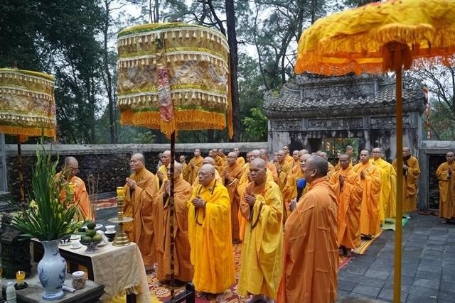 Sau đó ra Thuận Hóa đến núi Hàm Long chùa Thiên Thọ (Báo Quốc) cầu học với Tổ Giác Phong Sau đó ra Thuận Hóa đến núi Hàm Long chùa Thiên Thọ (Báo Quốc) cầu học với Tổ Giác Phong