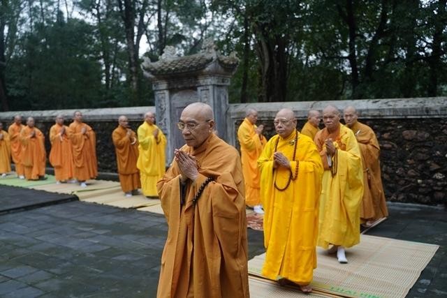 Hàng ngày Tổ sống khắc khổ, đạm bạc bằng vật thực mọc ở ven hồ chẳng cần lương thực gì khác Hàng ngày Tổ sống khắc khổ, đạm bạc bằng vật thực mọc ở ven hồ chẳng cần lương thực gì khác