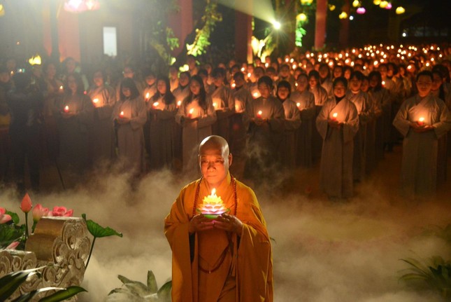 Lung linh và thiêng liêng dâng hoa đăng cúng dường tưởng niệm sự kiện Đức Thế Tôn thành đạo