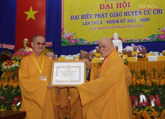 Tặng Bằng tuyên dương công đến đến Hòa thượng Thích Huệ Nghi