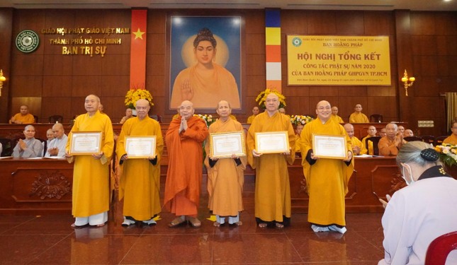 Trao Bằng Tuyên dương công đức đến các cá nhân Trao Bằng Tuyên dương công đức đến các cá nhân