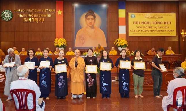 Ban Hoằng pháp tán dương các Phật tử tích cực tu học và tham gia các thiện sự Ban Hoằng pháp tán dương các Phật tử tích cực tu học và tham gia các thiện sự