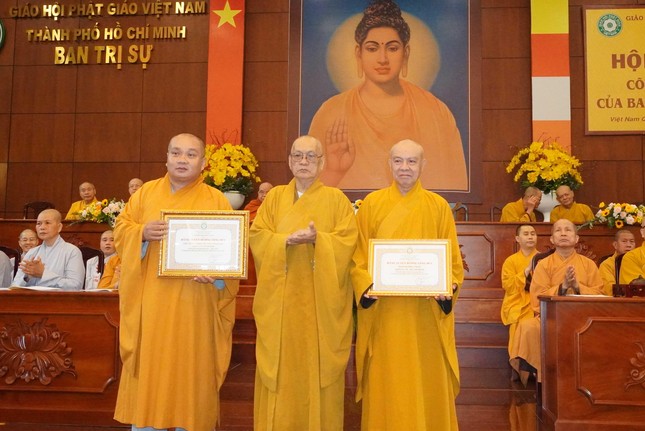 Hòa thượng Thích Thiện Tánh trao Bằng Tuyên dương công đức đến các tập thể Hòa thượng Thích Thiện Tánh trao Bằng Tuyên dương công đức đến các tập thể