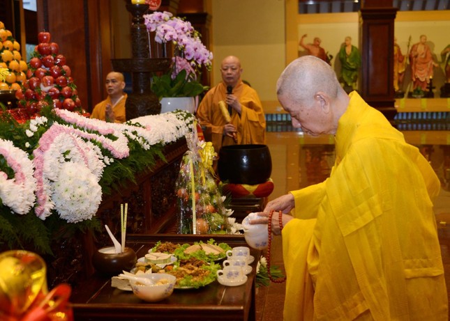 Trưởng lão Hoà thượng Thích Trí Quảng châm trà cúng dường Trưởng lão Hoà thượng Thích Trí Quảng châm trà cúng dường