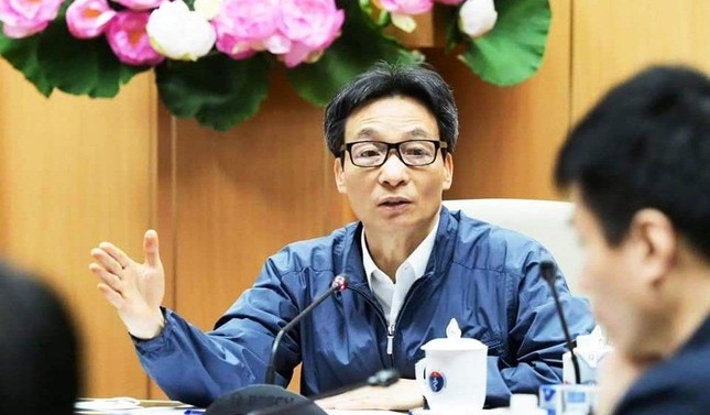 Phó Thủ tướng Vũ Đức Đam chỉ đạo trong phiên họp trực tuyến với tỉnh Quảng Ninh và Hải Dương khuya 27-1 - Ảnh: Bộ Y tế