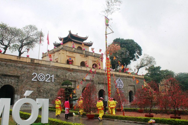 Lế dựng nêu mùa xuân ở di tích Hoàng thành Thăng Long - Ảnh: CMK/BGN Lế dựng nêu mùa xuân ở di tích Hoàng thành Thăng Long - Ảnh: CMK/BGN